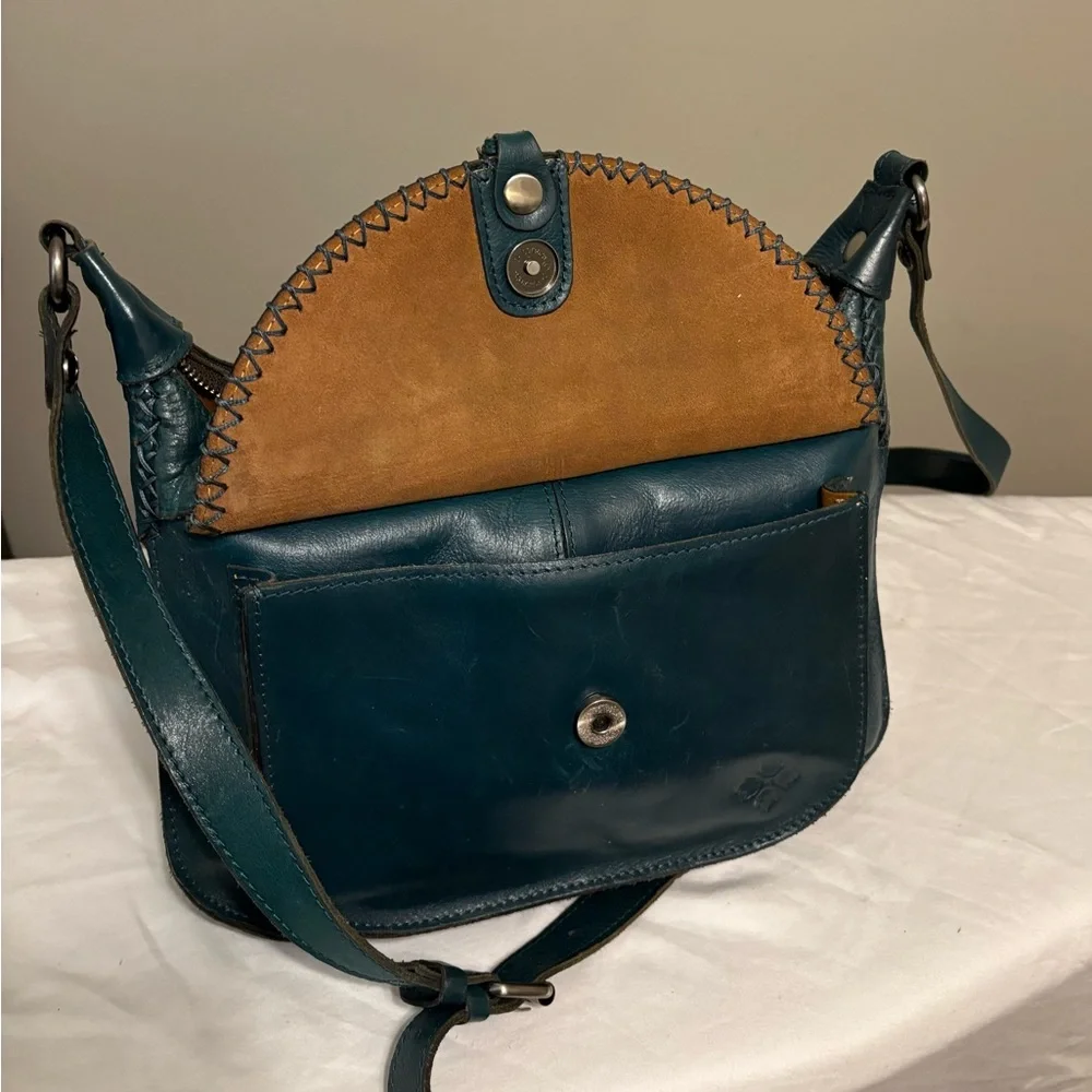 Patricia Nash Blue Shoulder Bag with Embossed Design and Tassel - Picture 4 of 12